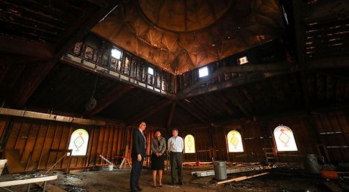 Müslüman ve gayrimüslimler kundaklanan Camii için kenetlendi