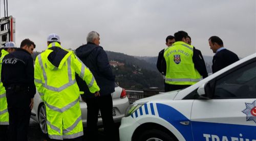 Aracını yakıp köprüden atladı