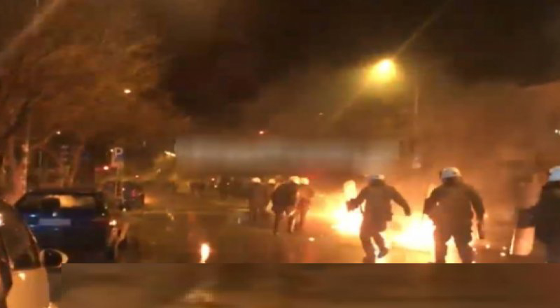 Türk Konsolosluğunu koruyan polislere saldırı