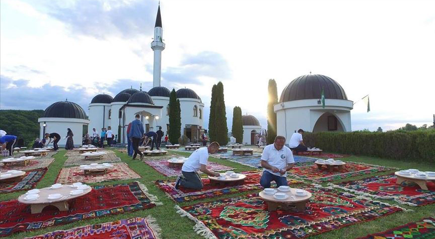 Geleneksel Bosna iftarı çiçekleri andırdı