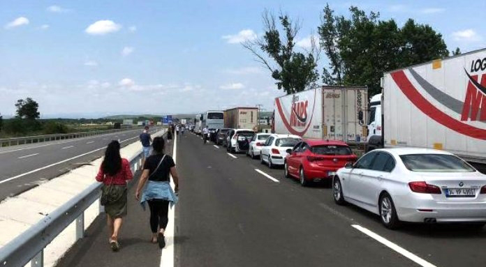 İpsala'da kilometrelerce 'tatilci' kuyruğu