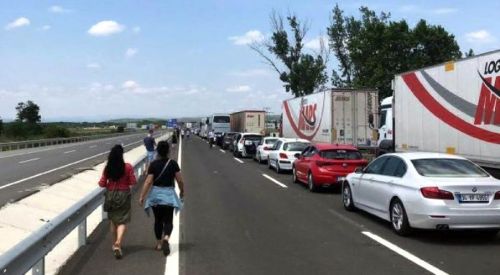 İpsala'da kilometrelerce 'tatilci' kuyruğu