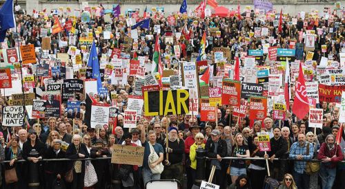 Londra'da on binler Trump'a karşı yürüdü