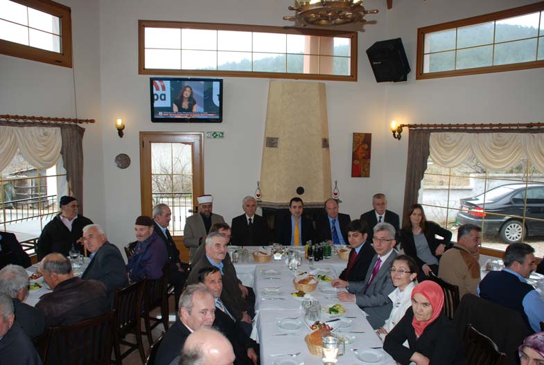 Başkonsolos Şener, Seyyid Ali Sultan Dergâhı mensuplarıyla yemekte buluştu