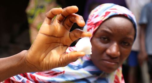 Yosun tutmuş çamurlu suları şap taşıyla temizleyip içiyorlar