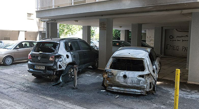 Türk düşmanları Selanik'te diplomatların araçlarını yaktılar