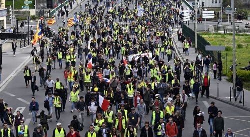 Fransa'da sarı yelekliler sokaklarda