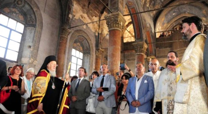 Patrik Bartholomeos dilediği yerde ayin yönetiyor