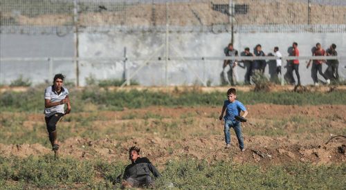 İsrail askerleri Gazze sınırında 49 Filistinliyi yaraladı