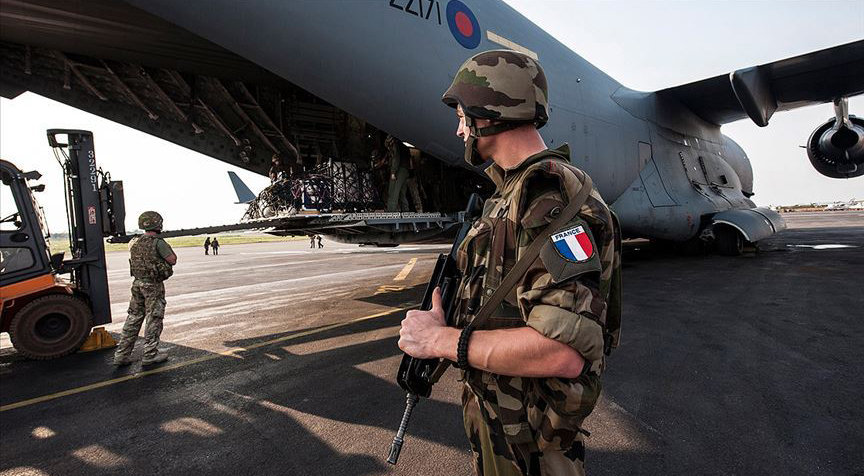Fransa askeri varlığıyla Afrika'da nüfuzunu korumaya çalışıyor