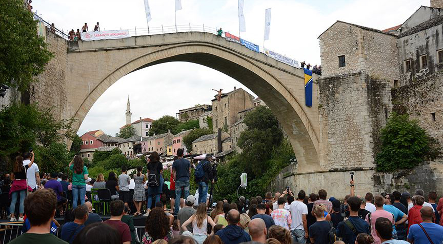 Mostar Köprüsü'nde geleneksel atlama yarışları yapıldı