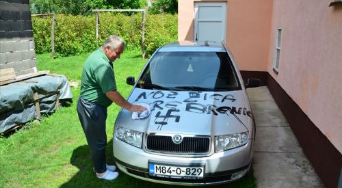 Bosna Hersek'te ev ve araçlara çirkin saldırı