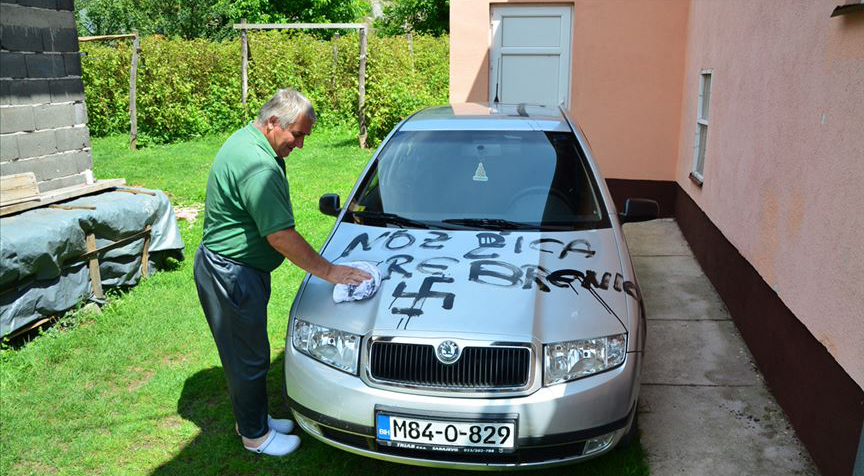 Bosna Hersek'te ev ve araçlara çirkin saldırı