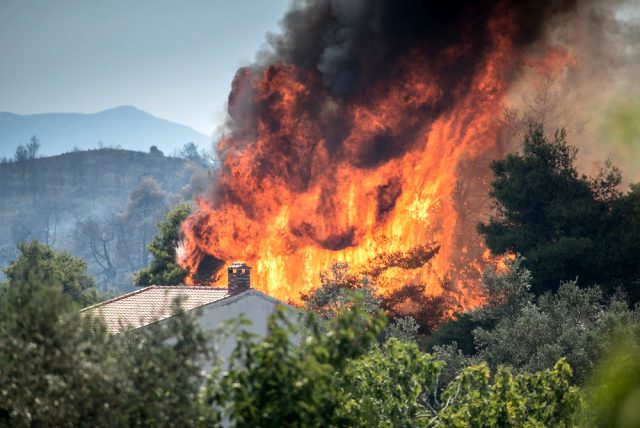 Yunanistan'daki yangın 3 gündür söndürülemiyor