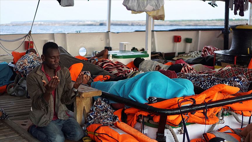 19 gündür denizde bekleyen düzensiz göçmenler karaya çıkacak