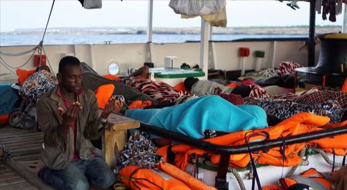 19 gündür denizde bekleyen düzensiz göçmenler karaya çıkacak