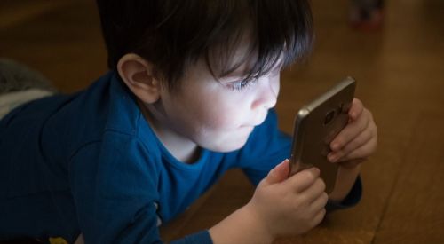 'Cep telefonları bilinenden üç kat fazla radyasyon yayıyor'