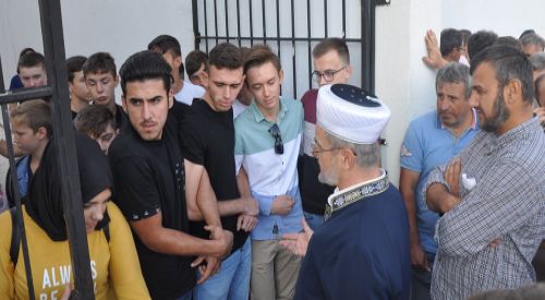 Medrese öğrencileri kenetlenerek tayinli Müftü Naibini okula sokmadı