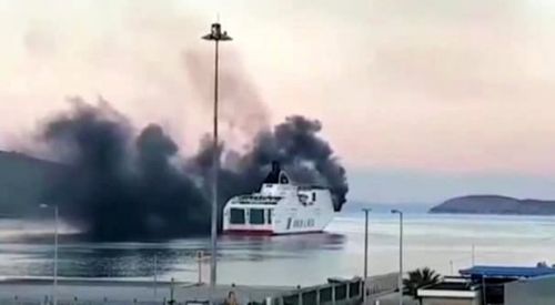 Yunanistan'da feribot yandı: Yolcular tahliye edildi