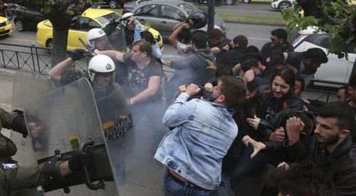 Atina karıştı: Öğrenciler polis ile çatıştı