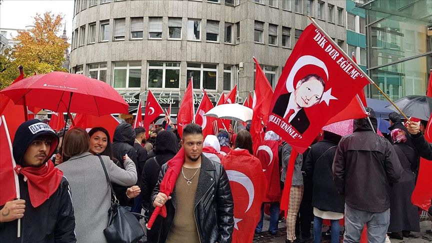 Almanya'daki Türklerden 'Vatanına Bayrağına Sahip Çık' mitingi
