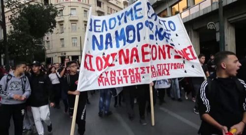 Atina'da lise öğrencilerinden protesto