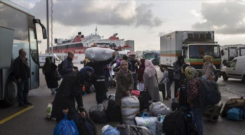 Adalardaki düzensiz göçmenlerin ana karaya taşınması devam ediyor