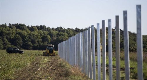 Avrupa mültecilere karşı yeni Berlin Duvarları inşa etti
