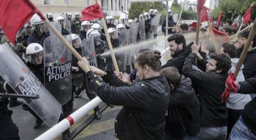 Atina'da üniversite öğrencileri polisle çatıştı