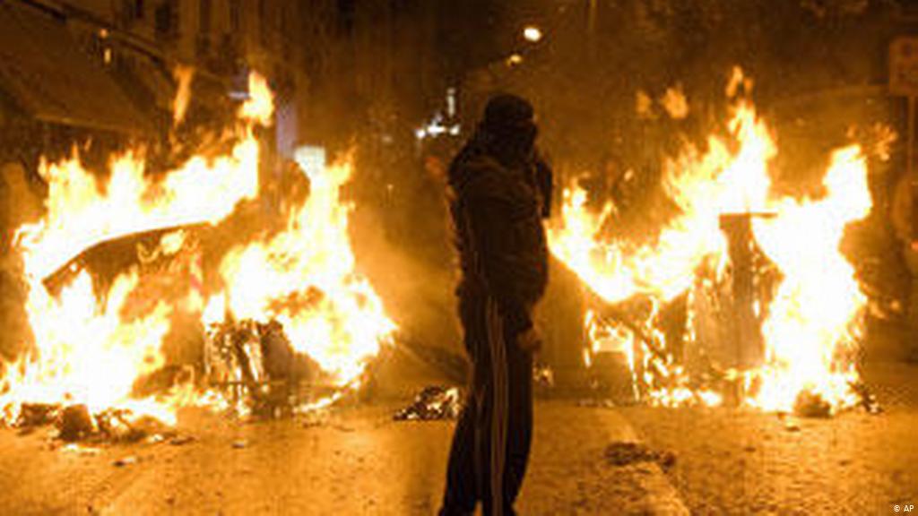 Atina'da olaylı gece: On bin kişi ABD Büyükelçiliğine yürüdü