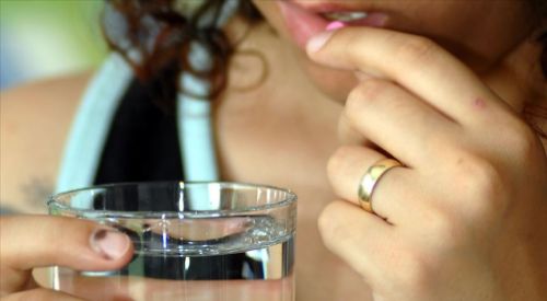 'İlacı bol suyla almak emilimini hızlandırıyor'