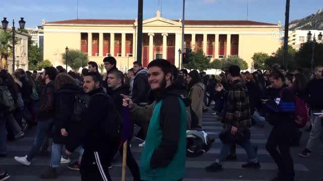 Atina'da polis kurşunuyla ölen genç için anma gösterisi