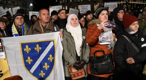 Bosna soykırımı inkar eden Handke'ye Nobel Ödülü verilmesine İsveç'te protesto