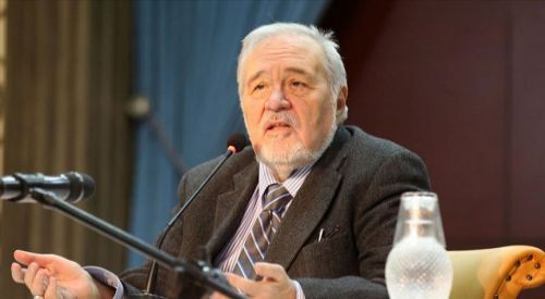 'Maalesef büyük bir edebiyat ödülü kasabalılaşmış'