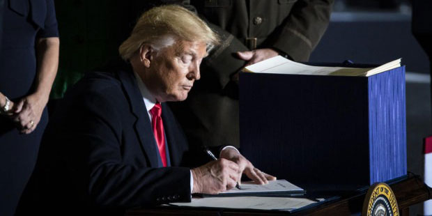 Trump, GKRY'ye silah ambargosunu şartlı kaldıran yasayı imzaladı