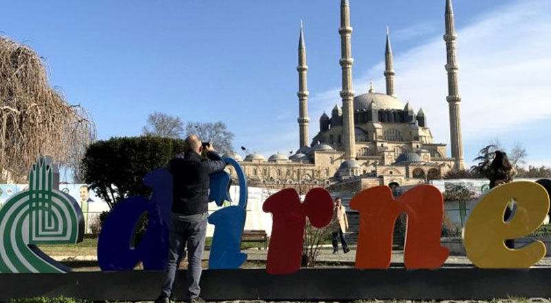 Edirne'de turistler, aralık ayında güneşli havanın tadını çıkardı