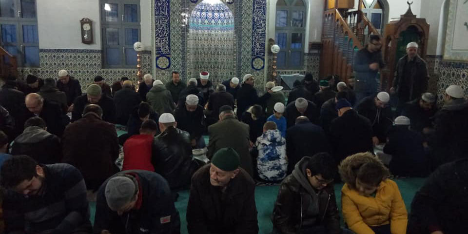 Kırmahalle Camii’nde sabah namazında saflar çocuklarla sıklaştı