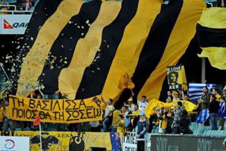 AEK taraftarları, Atina'da polis aracı yaktı