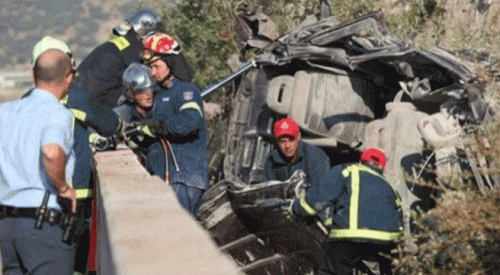 Selanik'te düzensiz göçmen taşıyan araç kaza yaptı: 14 yaralı