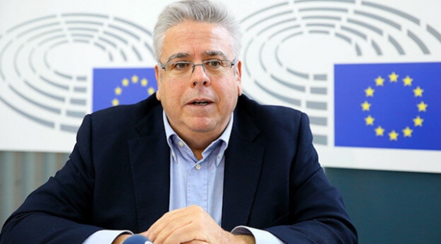 AP Raportörü'nden Türk bayrağını yırtan ırkçı Lagos'a tepki