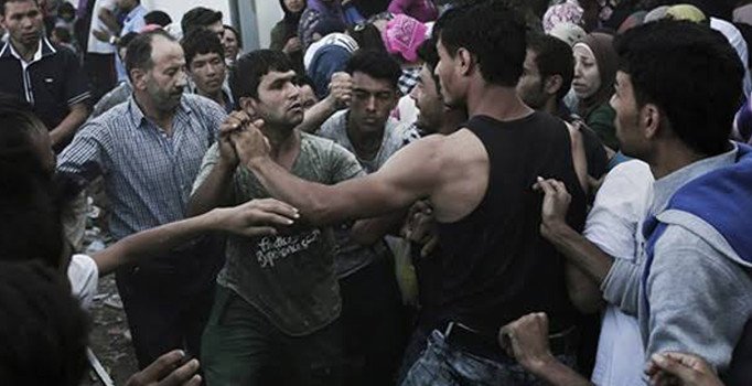 Atina'da göçmen kampında bıçaklı kavga: 1 ölü