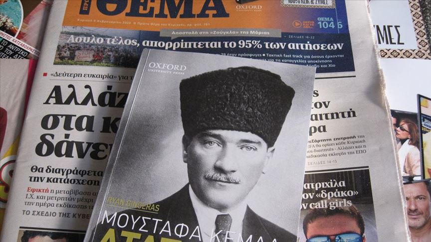 Proto Thema gazetesi Atatürk'ün hayatını anlatan kitap dağıttı