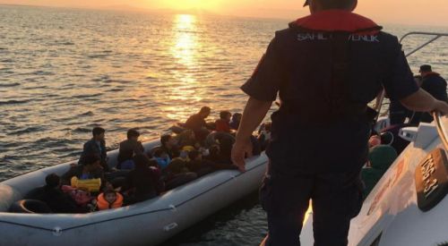 Yunanistan'dan geri itilen kaçak göçmenlerden biri boğuldu diğeri hipotermi geçirdi