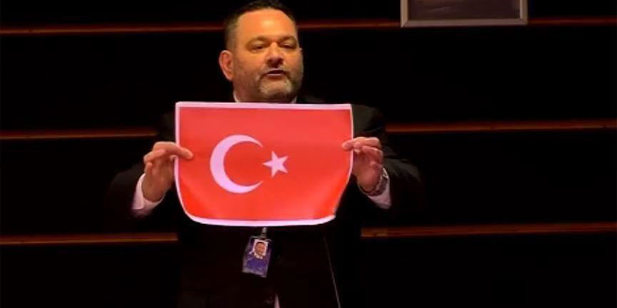 AP'de Türk bayrağını yırtan ırkçı Yunan vekil Lagos ceza aldı