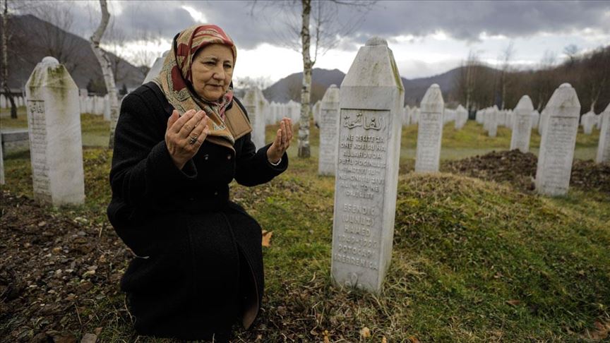 Srebrenitsa'nın yalnız anneleri, eski fotoğraflarla avunup sevdiklerine yeniden kavuşmayı bekliyor