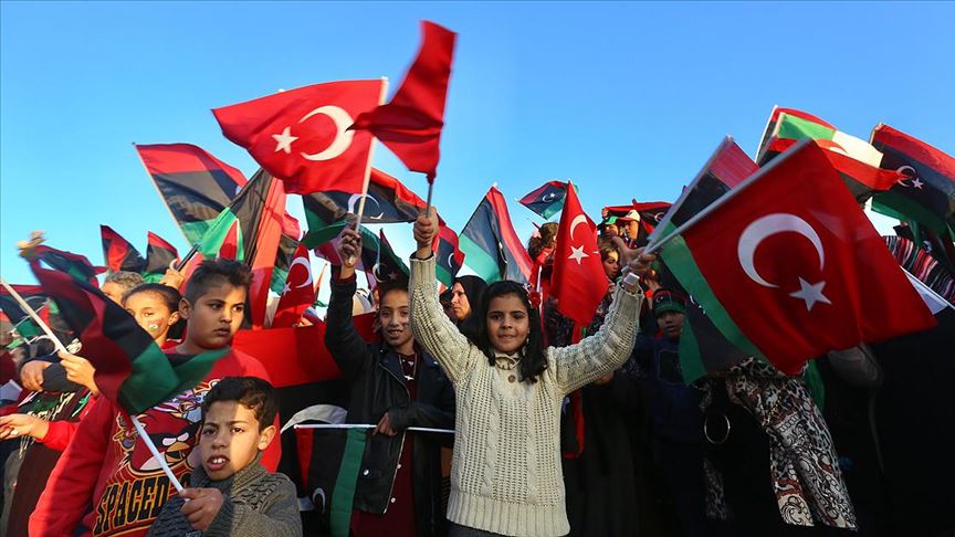 Libyalılar devrimin 9'uncu yılını Türk bayraklarıyla kutladı