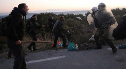 Midilli'de "kapalı mülteci kampı" kararına itiraz eden vatandaşlar polisle çatıştı