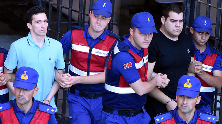 Türk sınırını geçen Yunan askerlerinin kıyafetleri iade edildi