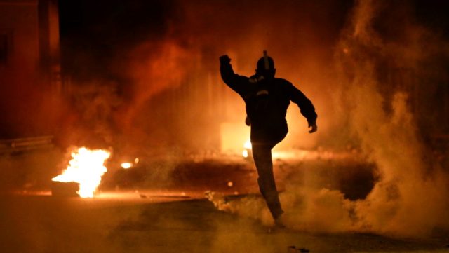 Yeni mülteci kamplarına karşı çıkan protestocular polisle çatıştı