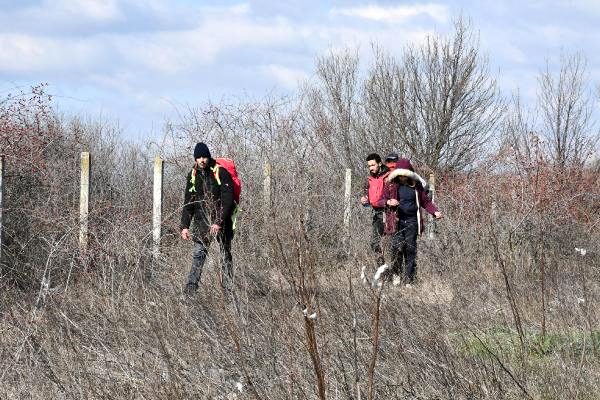 Yunanistan'a geçen göçmenler, yollarda yürürken görüntülendi